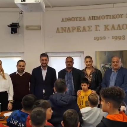 Τα κάλαντα είπαν μαθητές δημοτικών σχολείων στο Δήμαρχο Μαλεβιζίου