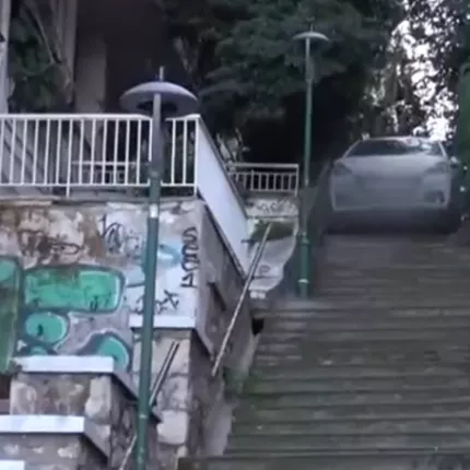 αυτοκινητο σκαλοπατια