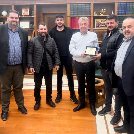 περιφερειαρχης με ιππικο ομιλο