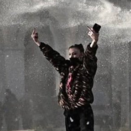 νεαρή κοπέλα απέναντι στην «Αύρα»