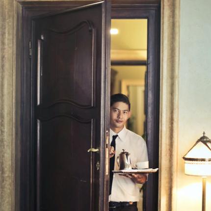 εργαζομενος ξενοδοχειο