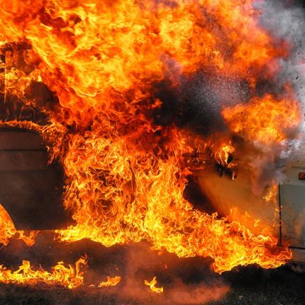 φωτια σε αυτοκίνητο (φωτογραφία από create.vista.com)