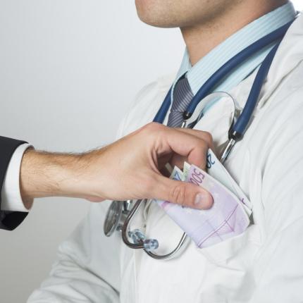 γιατρός - φακελάκι 