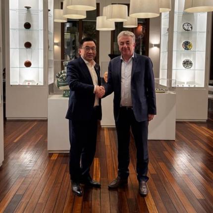 αρναουτάκης κινέζος πρέσβης