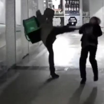 κλωτσιά ντελιβεράς