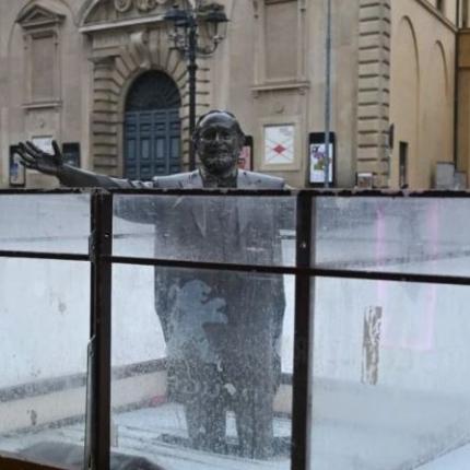 Παβαρότι άγαλμα