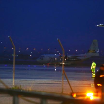 Προσγειώθηκε στο «Μακεδονία» το C-130 με τις σορούς των 7 οπαδών του ΠΑΟΚ