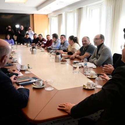 Ολοκληρώθηκε η σύσκεψη κυβερνητικών στελεχών με αγροκτηνοτρόφους