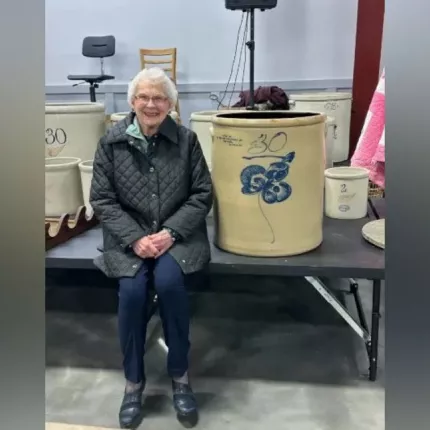 Μια γυναίκα στις ΗΠΑ πούλησε ένα κεραμεικό δοχείο για 32.000 ευρώ <p>Πηγή: <a target="_blank" href="https://www.iefimerida.gr">iefimerida.gr</a> - <a target="_blank" href="https://www.iefimerida.gr/stories/mia-gynaika-poylise-keramiko-skeyos-gia-32000-dolaria">Γυναίκα είχε ένα κεραμικό σκεύος για 40 χρόνια και ήθελε να το πουλήσει για 100 δολάρια -Τελικά πήρε 32.000 δολάρια - iefimerida.gr</a></p>