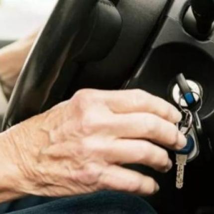 ηλικιωμένος οδηγός