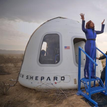 space-blue, μπέζος