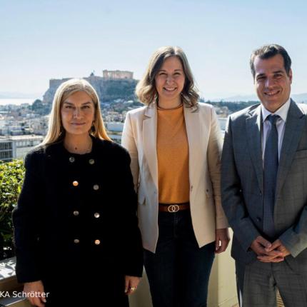 Συνάντηση Πλεύρη – Βολουδάκη με την Αυστριακή Ομοσπονδιακή Υπουργό Claudia Bauer