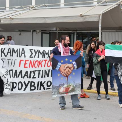 Συγκέντρωση στο αεροδρόμιο Ηρακλείου για τους 175 ακτιβιστές