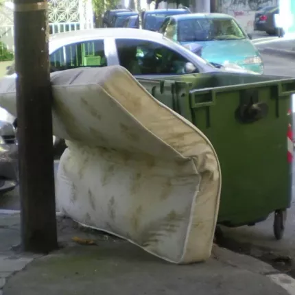 στρωμα στα σκουπιδια
