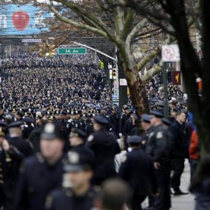 Χιλιάδες άνθρωποι στην κηδεία του δολοφονημένου αστυνομικού στη Νέα Υόρκη