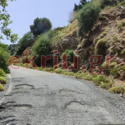 Το τσιμέντο σε πολλά σημεία έχει φύγει, ενώ οι ...κρατήρες απειλούν τους διερχόμενους οδηγούς.