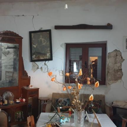 Ζημιές σε σπίτια της περιοχής μετά τη σεισμική δόνηση.