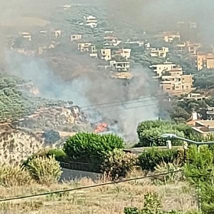 Η φωτιά σε εξέλιξη. (Φωτογραφία από τη σελίδα του fb ΜΕΤΕΩΚΡΗΤΕΣ)