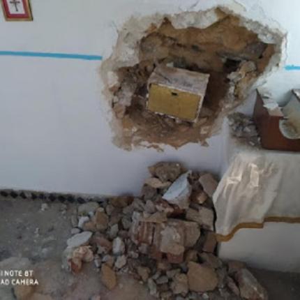 Οι κασμάδες που χρησιμοποιήθηκαν, έκαναν μια χαρά τη δουλειά τους και κατέστρεψαν μέρος του τοίχου, του εμβληματικού για την περιοχή ναϊσκου" 