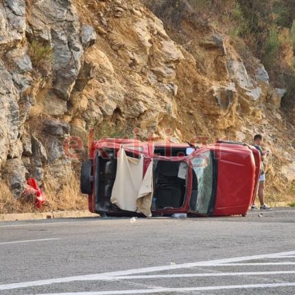 Το αυτοκίνητο ξέφυγε από την πορεία του και ανατράπηκε.