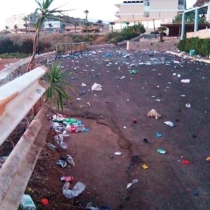 Ο χώρος μετά από την ...επιδρομή.