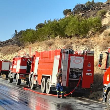 Πυροσβεστικά οχήματα και υδροφόρες ρίχθηκαν στη μάχη της κατάσβεσης.