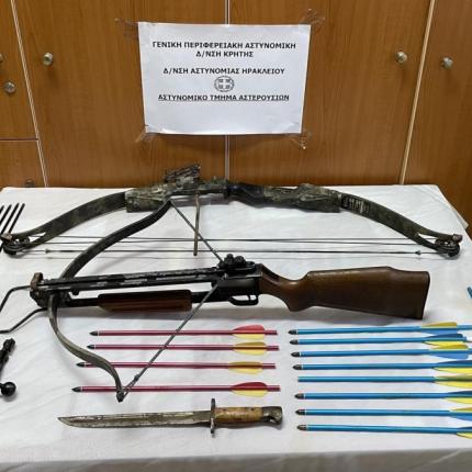 Βαλλίστρα τόξο βέλη και ξιφολόγχη.