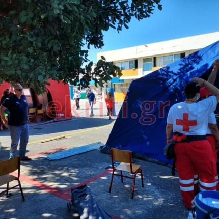 Στήνονται σκηνές στο συντονιστικό κέντρο