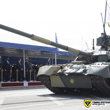 Επιβλητικό το άρμα μάχης T-80U περνά μπροστά από την εξέδρα των επισήμων.