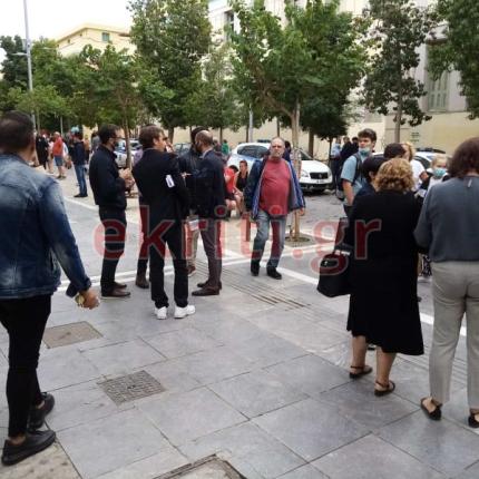 Έντρομοι οι κάτοικοι βγήκαν σε δρόμους και πλατείες