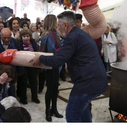 Τραγουδούν και χορεύουν με αποκριάτικα τραγούδια και πειράζουν τους παραβρισκόμενους.