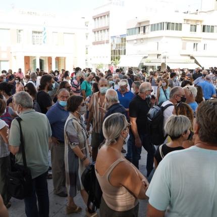 Κόσμος συγκεντρωμένος στην πλατεία Ελευθερίας