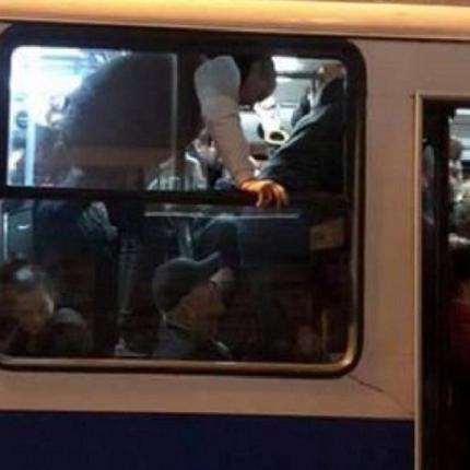 Εικόνα ντροπής σε λεωφορείο με επιβάτες να... πετούν στον αέρα!.jpg