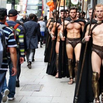 Οι 300 του Λεωνίδα στους δρόμους του Λονδίνου