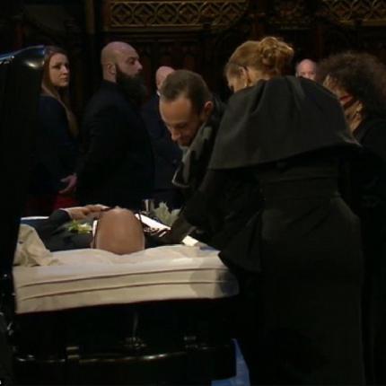 307124ba00000578-3410630-a_touching_moment_the_grammy_winner_laid_her_left_hand_on_her_la-m-217_1453417611065.jpg