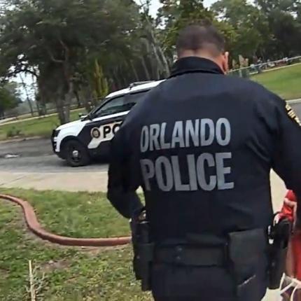 Αστυνομικός φόρεσε χειροπέδες σε 6χρονη