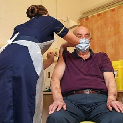 Κοροναϊός – Βρετανία : Ο 82χρονος Μπράιαν Πίνκερ ήταν ο πρώτος που έλαβε το εμβόλιο της AstraZe