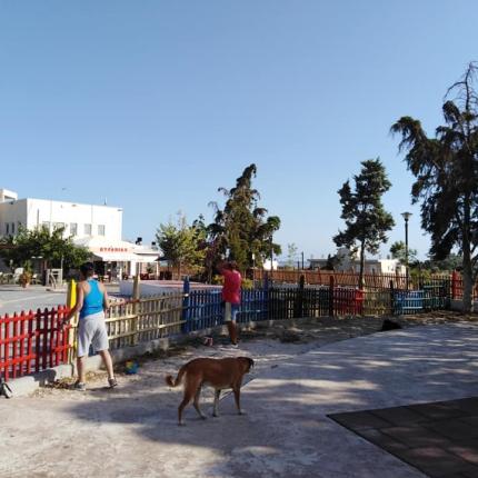 Εργασίες στην παιδική χαρά της Πλατείας Μιχαήλ Κατσαμάνη