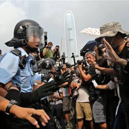 Η ένταση συνεχίζεται στο Χονγκ Κονγκ με βία κατά των διαδηλωτών (βίντεο)