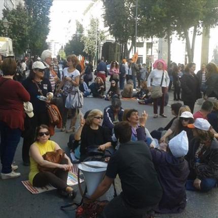 Νέα διαμαρτυρία από τις καθαρίστριες του ΥΠΟΙΚ