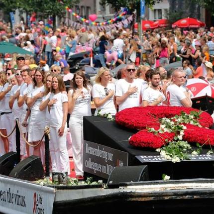 Τίμησαν τα θύματα του Μαλαισιανού αεροσκάφους στο Gay Pride του Άμστερνταμ