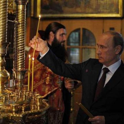 Ο Πούτιν άναψε ένα κερί για τους νεκρούς της Ανατολικής Ουκρανίας