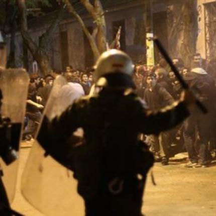 Ερευνα της Αστυνομίας για τον άνδρα των ΜΑΤ που χτύπησε συλληφθέντα (βίντεο)