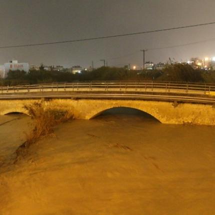 &quot;Στο κόκκινο&quot; τα ποτάμια στο Ηράκλειο από την καταρρακτώδη βροχή