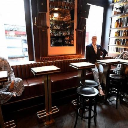 κούκλες βιτρίνας σε μπαρ