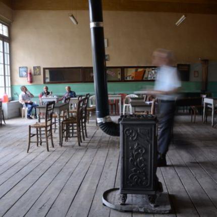 Μπήκε με το τρακτέρ μέσα στο καφενείο!