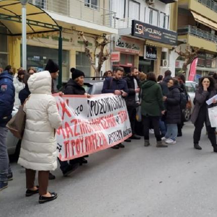 Έξω από την περιφερειακή διεύθυνση Κρήτης