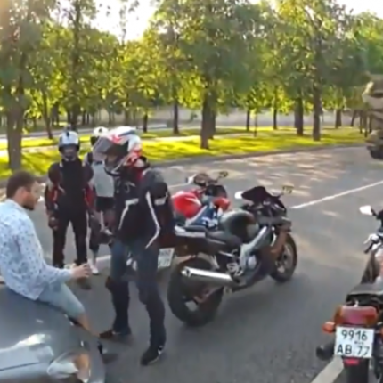 Μηχανόβιοι εναντίον οδηγού... και ξαφνικά... (βίντεο)