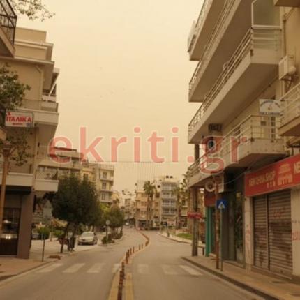 Ο δρόμος προς την πλατεία Κορνάρου εντελώς άδεις από οχήματα.