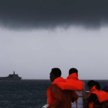 Μικρή πρόοδος στις έρευνες στο αεροσκάφος της AirAsia λόγω κακοκαιρίας